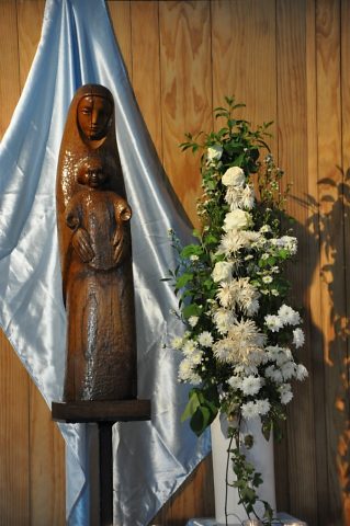 Statue d'une Vierge à l'Enfant dans la nef